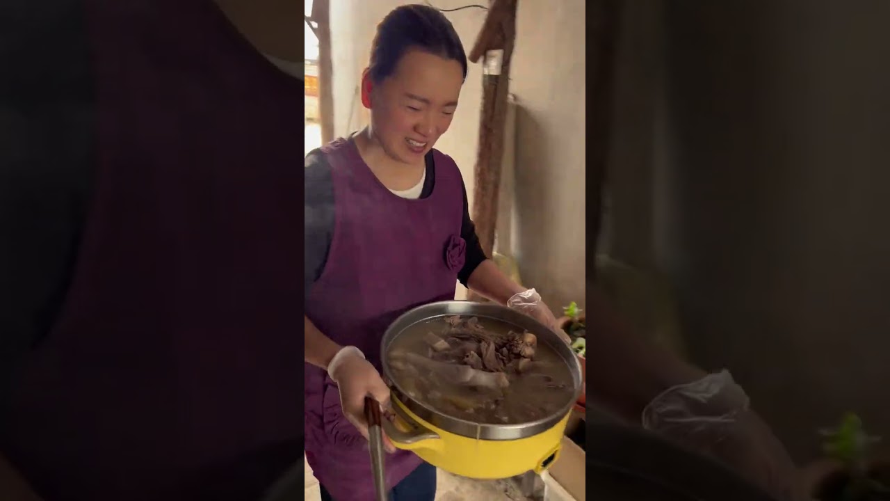 今天改善伙食吃羊腿农忙也不能对付 #农村美食记录生活 #我的乡村生活 #东北铁锅炖
