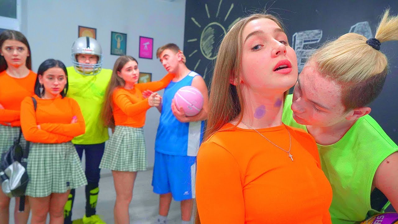 Победителят в играта може да целуне Даяна! 😍 Най-готиното предизвикателство в училище!