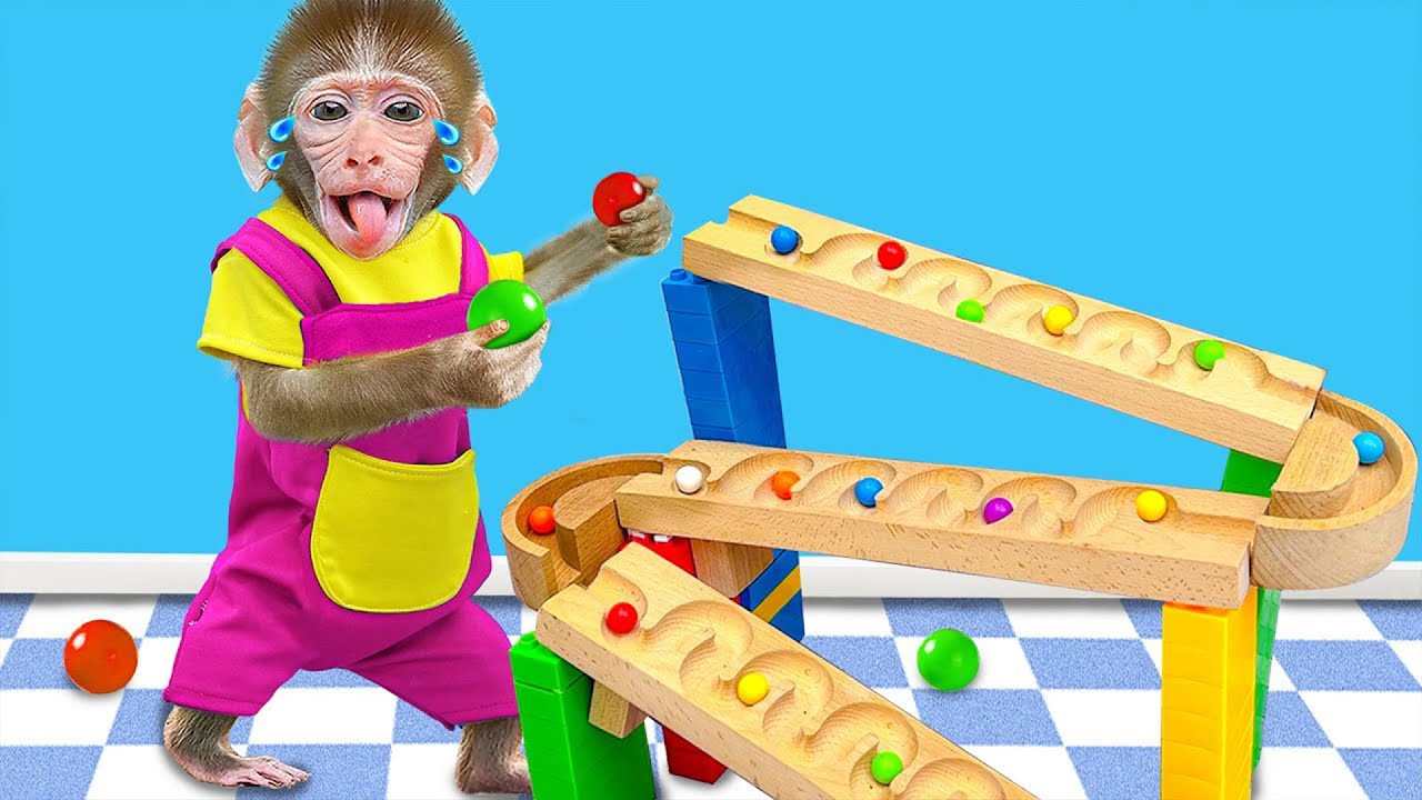 Mono BeBe Se Divierte Jugando Con Pelotas De Colores En Casa Con Sus Amigos | MONO BEBE ESP