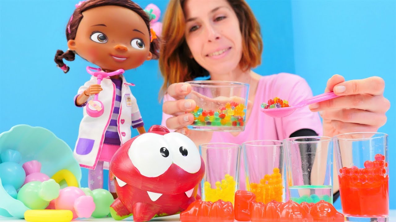 Om Nom está enfermo. La Doctora de juguetes y la Caja Mágica. Vídeos de juguetes para niñas.