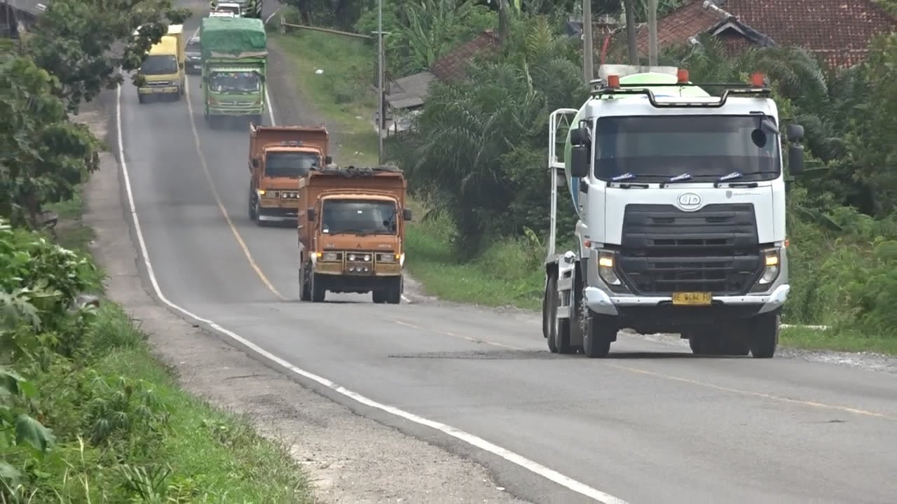 OVERLOADED MITSUBISHI FUSO DUMP TRUCK CLIMB HILL