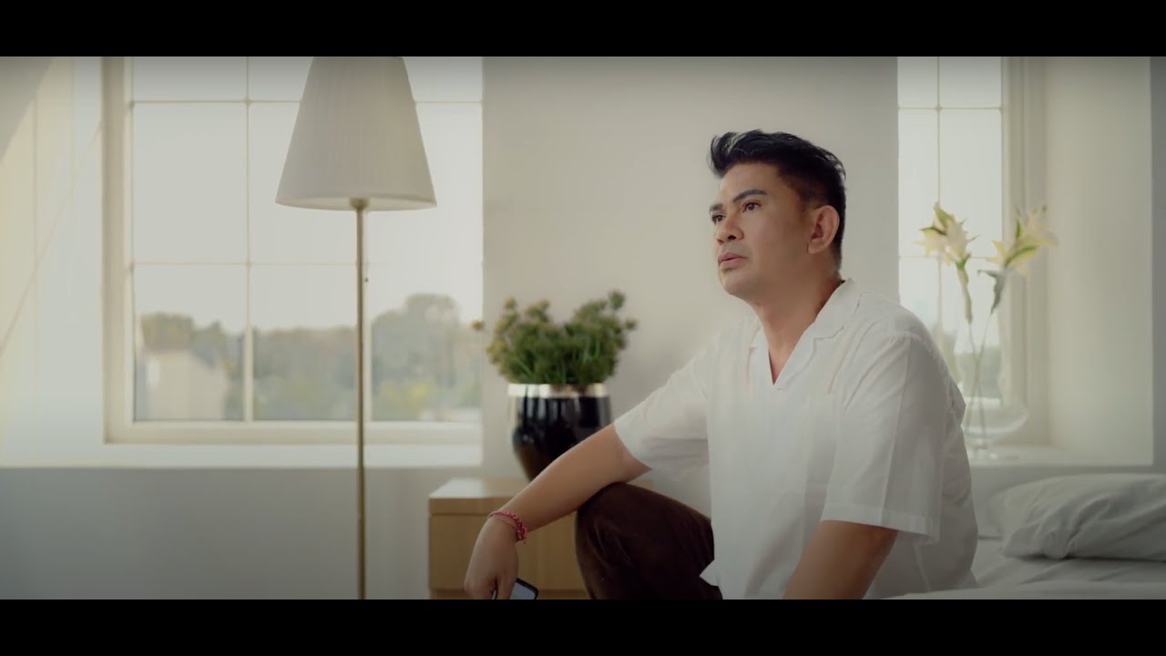 Ronnie Sianturi - Salahkah Aku Terlalu Mencintaimu | Official Video Clip
