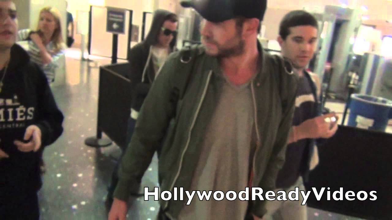 Liam Hemsworth Arriving to LAX on 8/5/13 Mobbed By Paparazzi Frenzy!