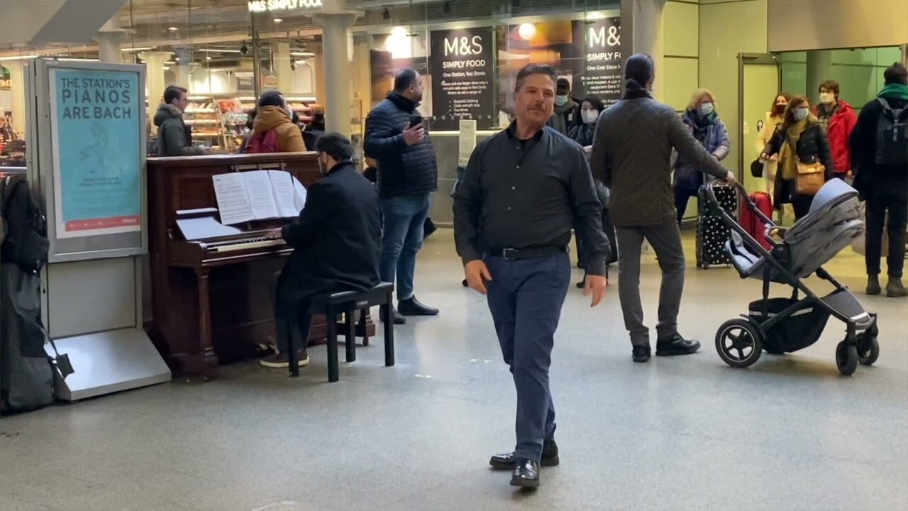Carlo Ruggiero - La Donna è Mobile | Exclusive London Performance Experience