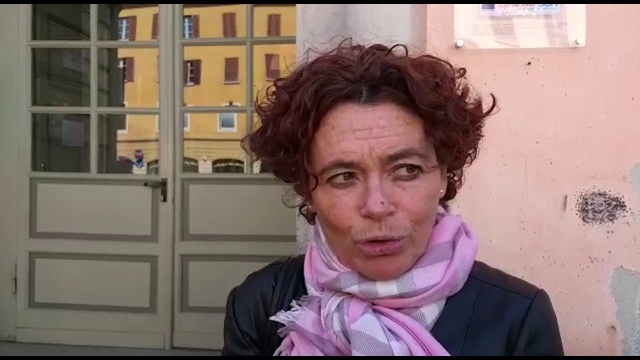 Bus studenti incendiato, la sindaca: 