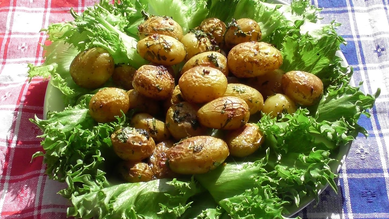 Paahdetut uudet perunat yrteill&auml;. Varhaisperunaa uunissa. Roast recipe. Roasted baby potatoes.Potato