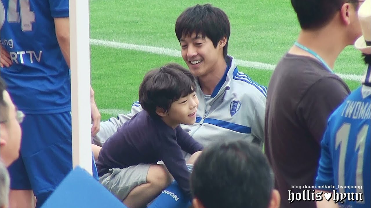 130601 Kim Hyun Joong 김현중 Soccer - play with a kid @ Open Game
