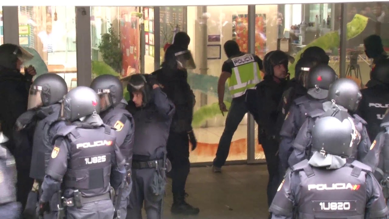 Referèndum 1-O: assalt policial al Nostra Llar de Sabadell