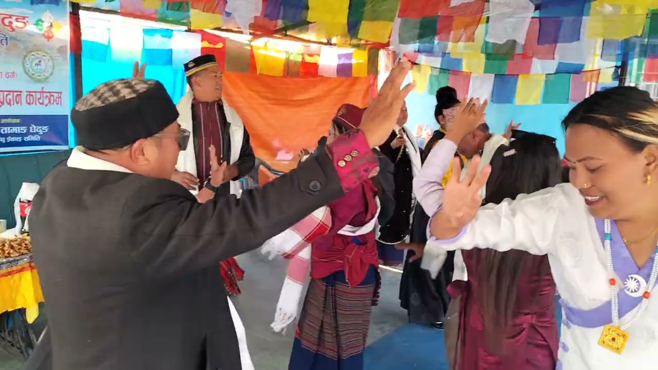 ढुंगेसाँघु घेदुङको शुभकामना कार्यक्रममा स्वतन्त्र तामाङ कलाकारको प्रस्तुति 