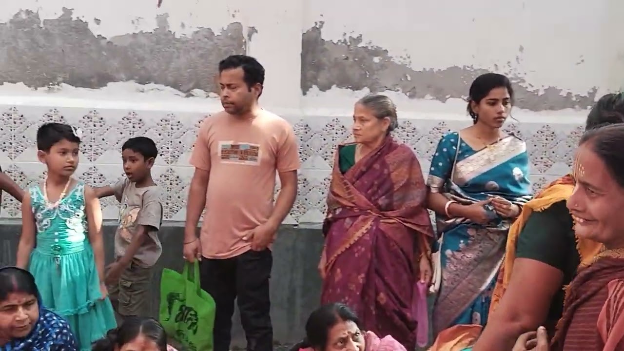 কলতা শ্রী পাঠে অষ্টকালীন লীলা কীর্তন অনুষ্ঠানে প্রসাদ বিতরণের খণ্ডচিত্র।3.3.26.