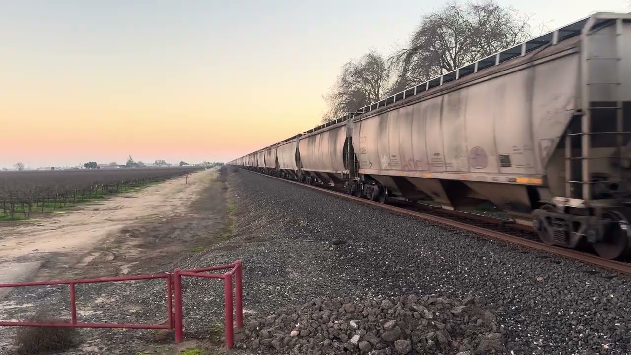 Cp8913 leads a grain Train through Lodi 