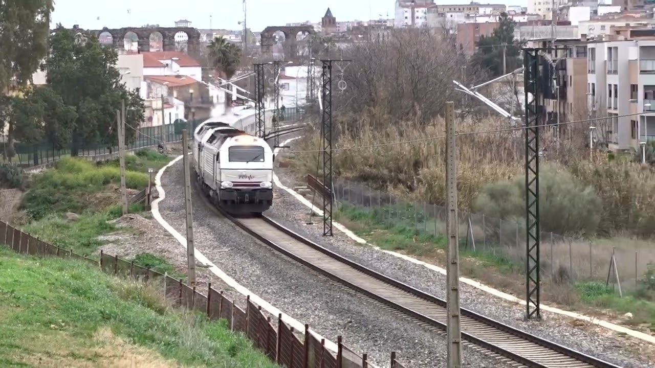Intercity Madrid-Badajoz 334+334+Talgo entrando y saliendo de M&eacute;rida. 25/02/23 sobre las 12:40/12:56