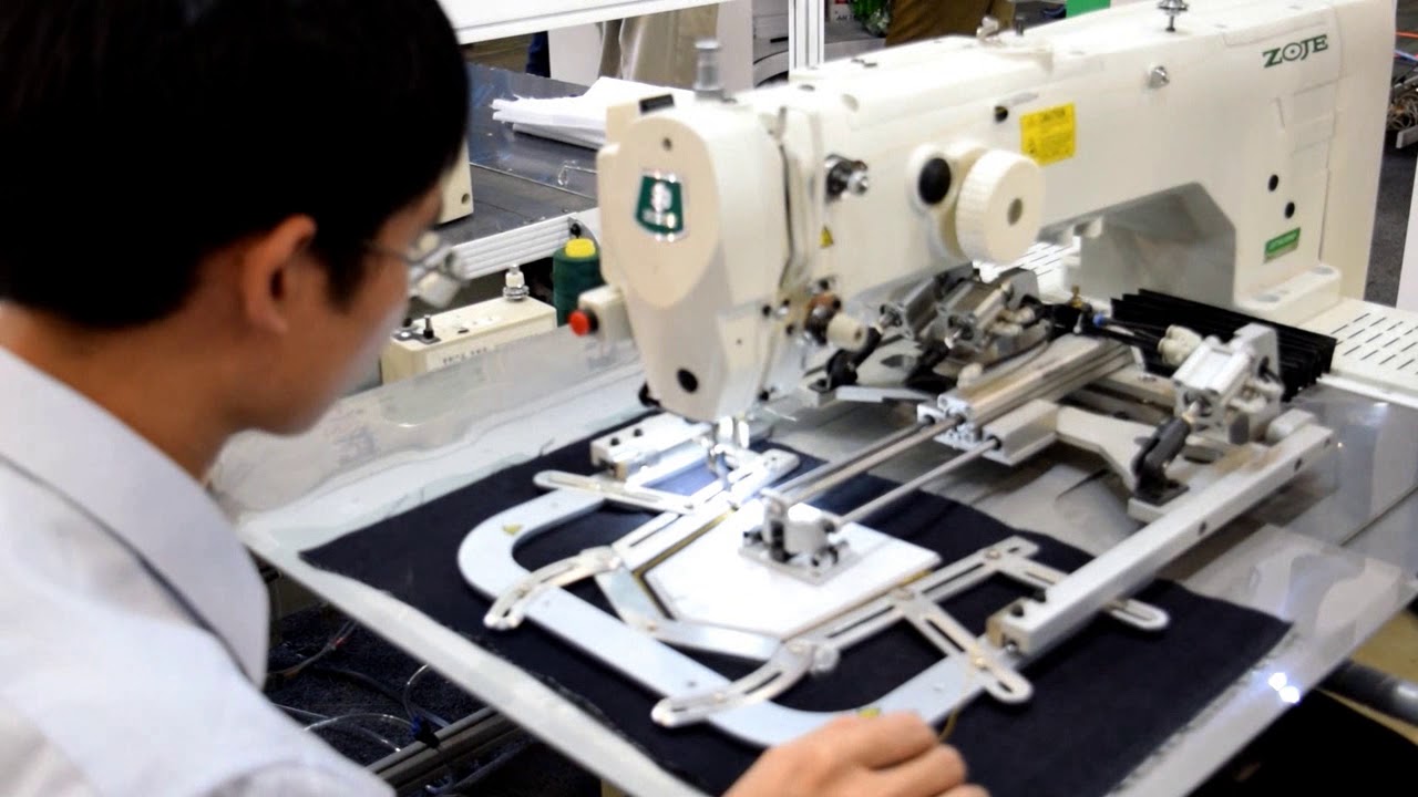M&aacute;quina de ciclo programable para pegar bolsa trasera en pantal&oacute;n de mezclilla mod. ZJ5770A-3020HG1