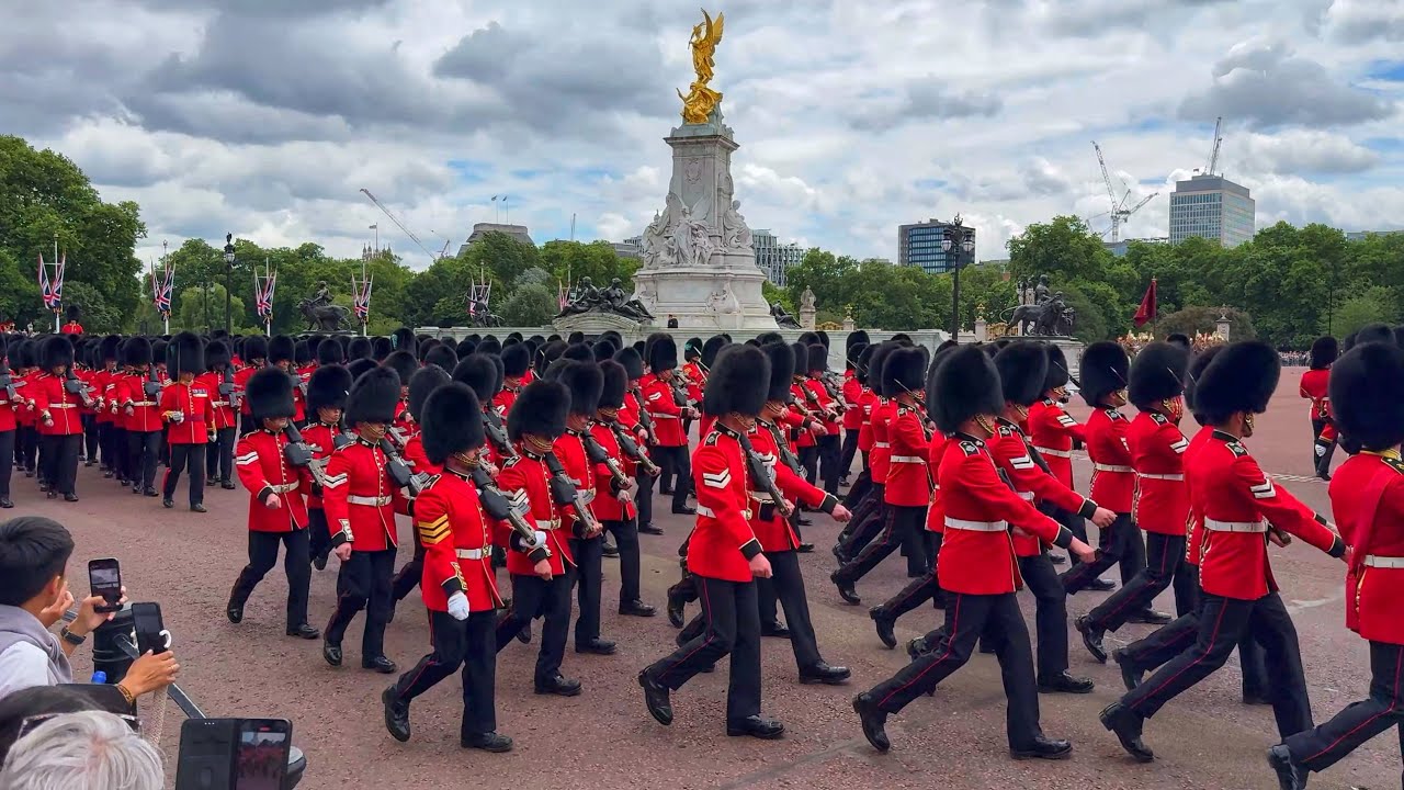 A SEA OF KING’S GUARDS APPROACH BUCKINGHAM PALACE (SUPER RARE SIGHT) 🇬🇧