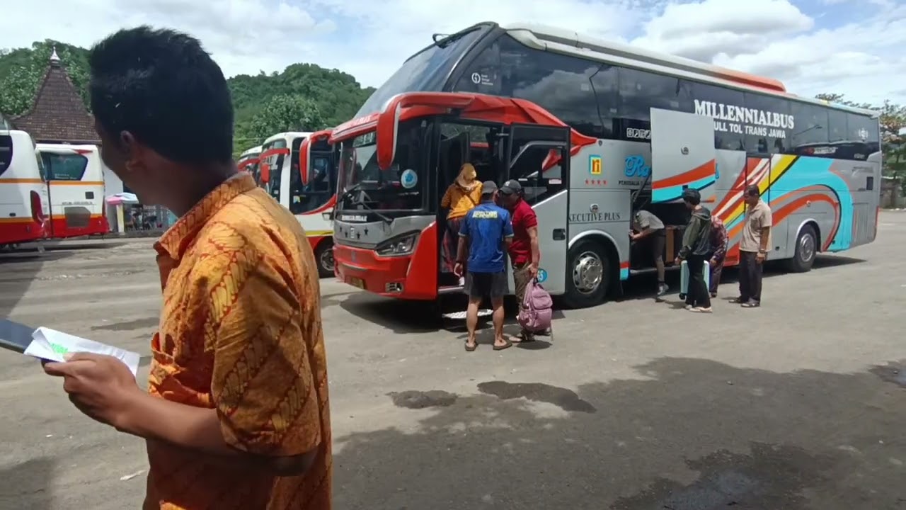 Jalur yang selalu rame penumpang!!! Rosalia indah trenggalek bogor