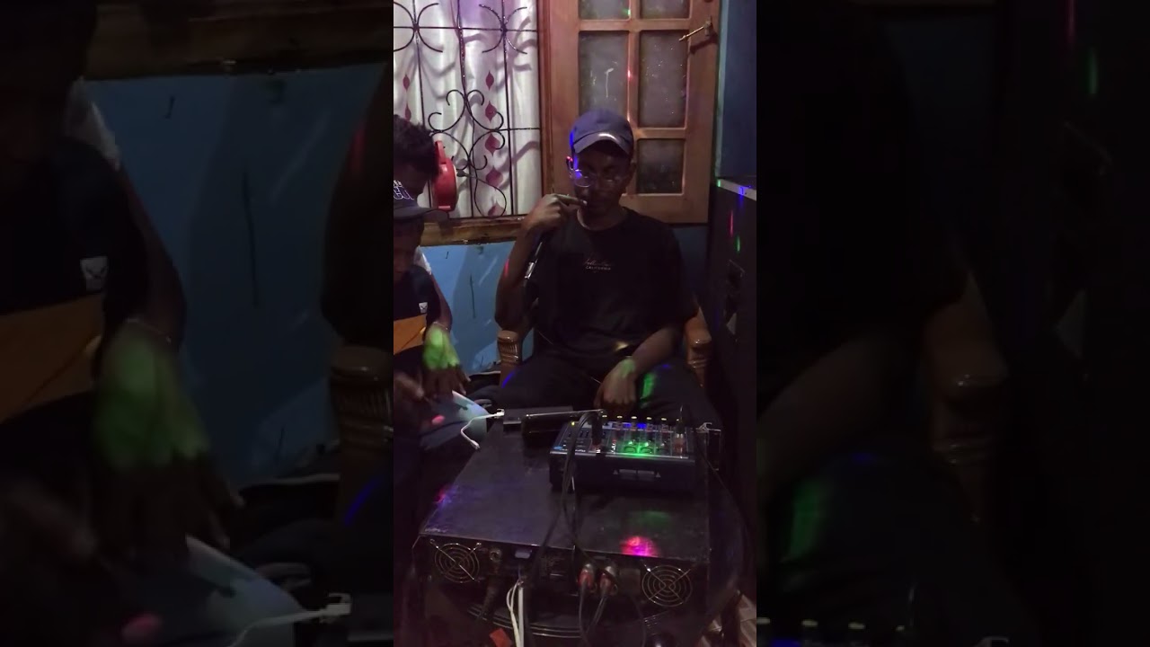 දක්ශ කොල්ලෙක් අහලම බලන්නකෝ කොල්ලගෙ වැඩ