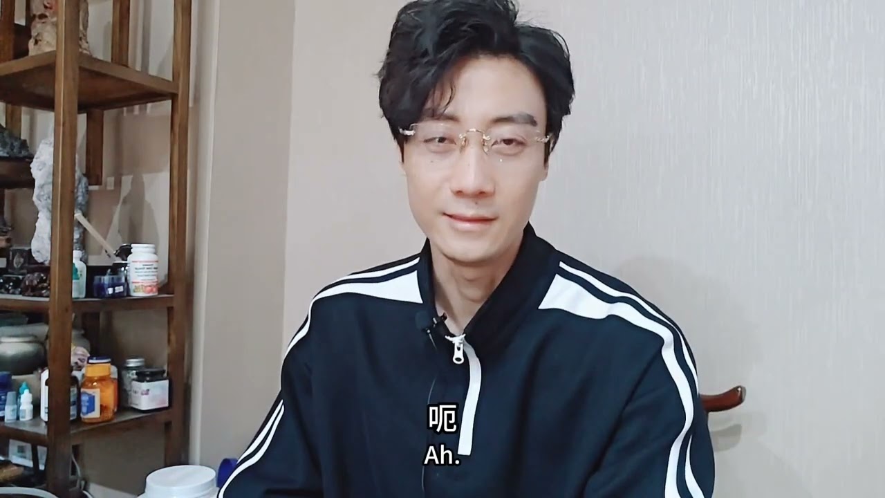 极品红色玉石的价值极高，新疆玉商管朋友借来欣赏，哪些人别碰它