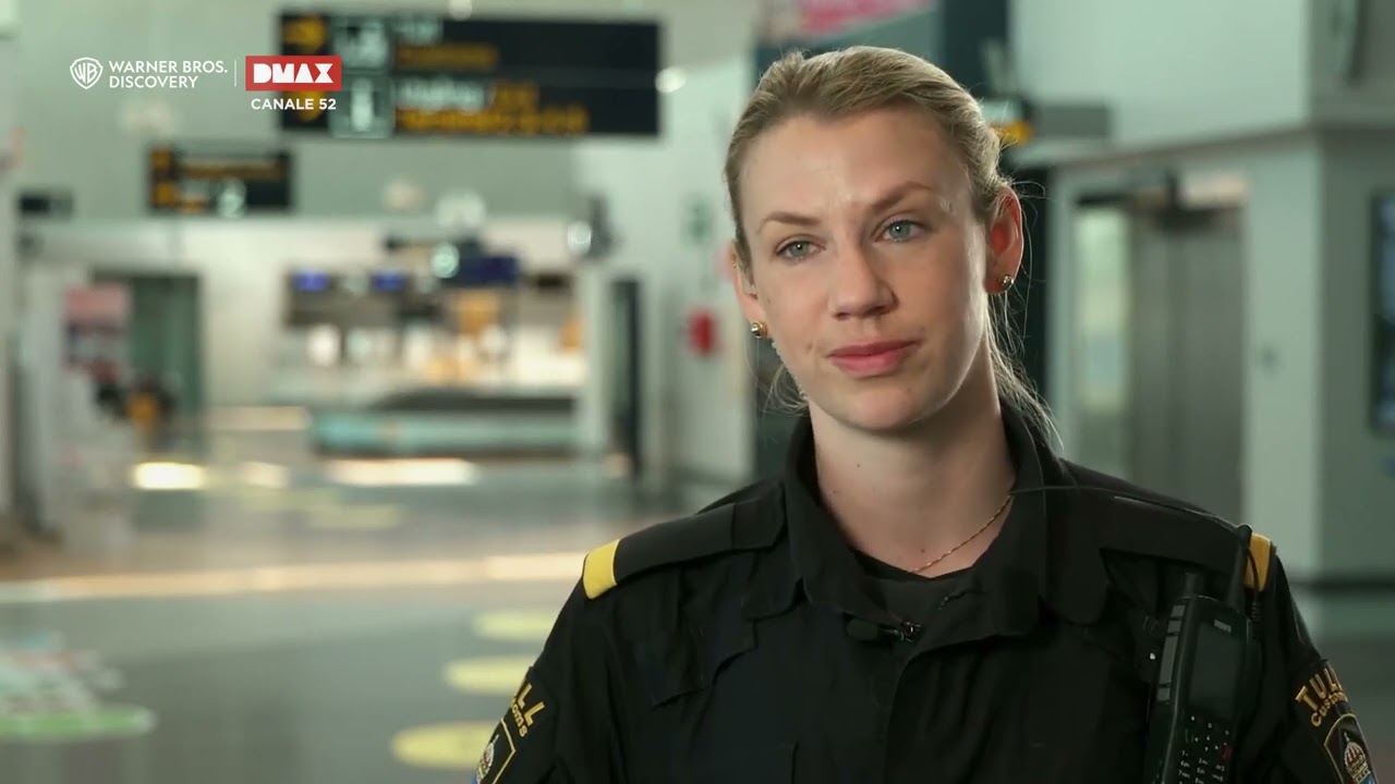 Due valigie bloccate alla dogana: contengono cibo andato a male | Border Security #nordeuropa