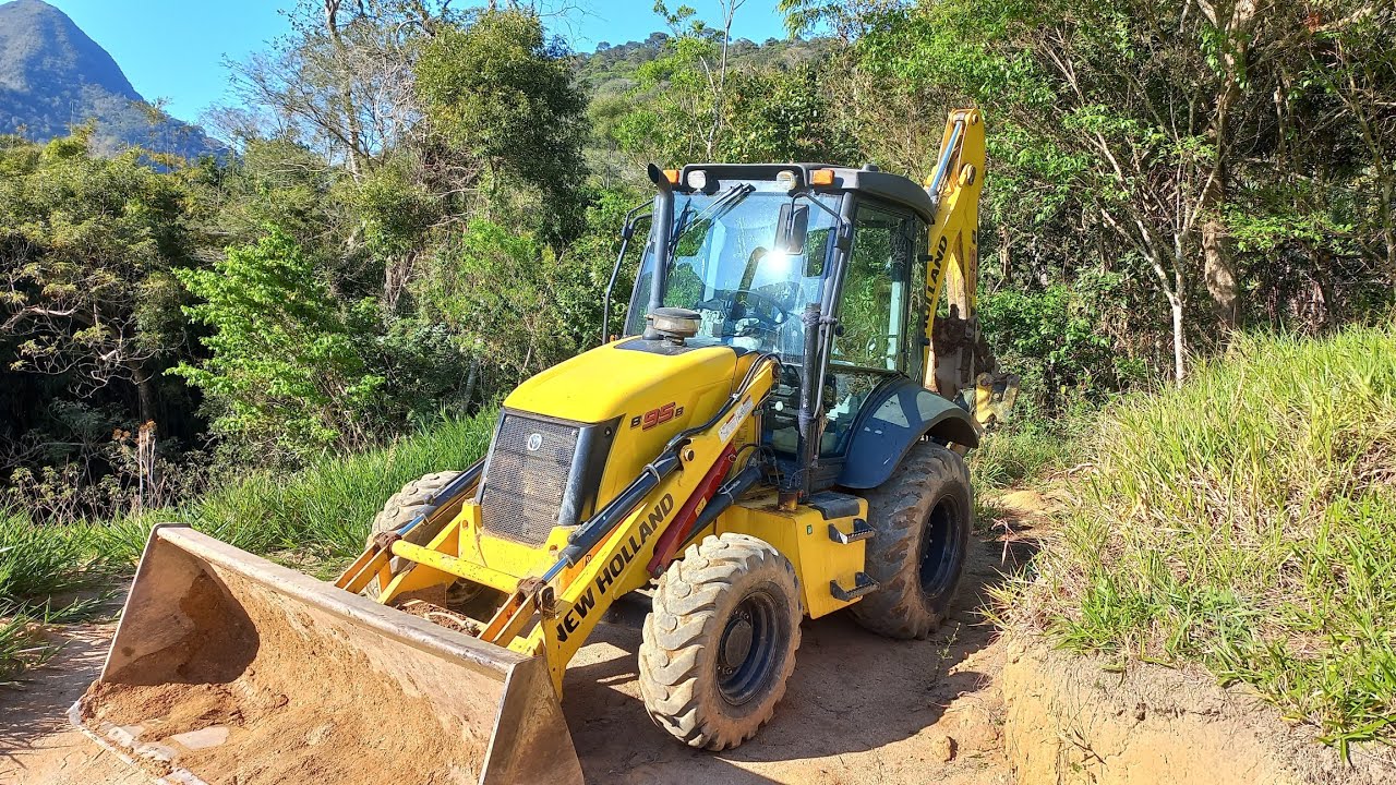 RETROESCAVADEIRA NEW HOLLAND B95B ABRINDO ESTRADA. #newhollandtractor #extremo #brasil