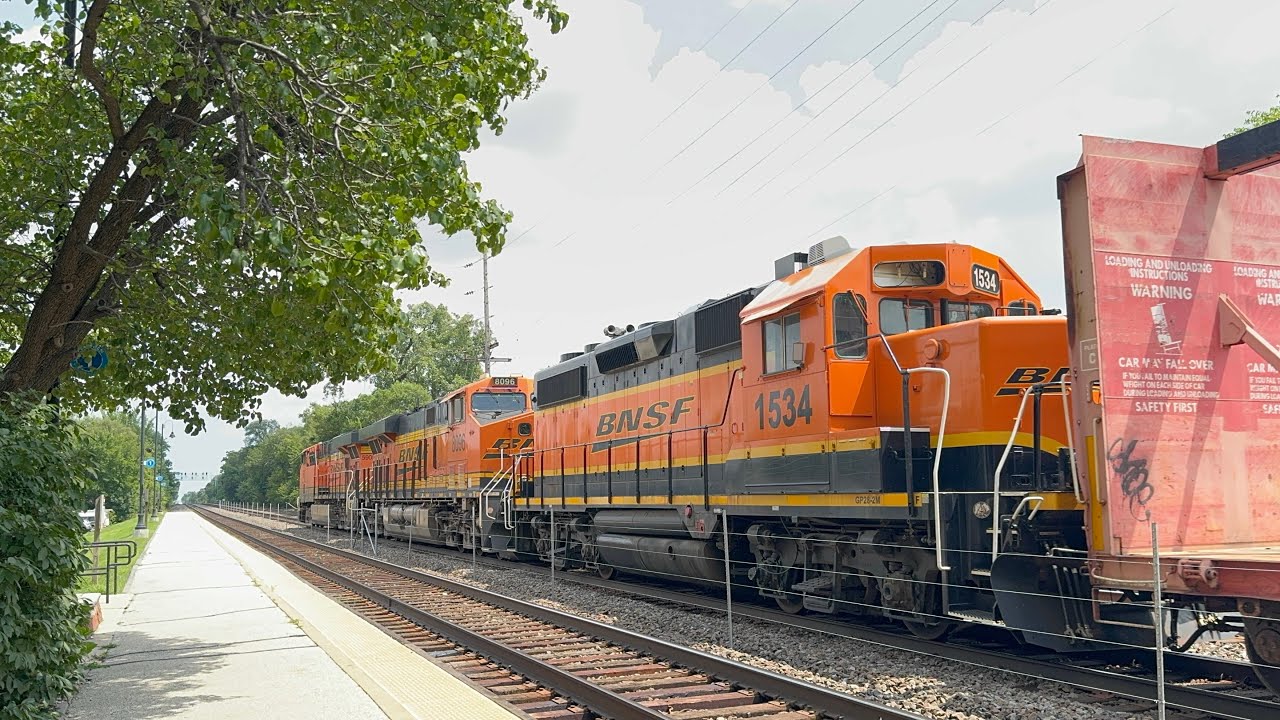 BNSF 1534 GP28M trails 3rd on a BNSF manifest with BNSF 5905 leading at Hollywood zoo stop 8/7/2025