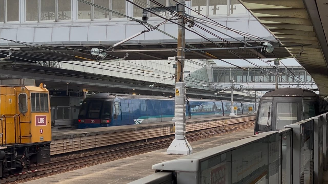 機場快綫 CAF-Train E110/K410 及 E103/K403 駛經欣澳一台往博覽館