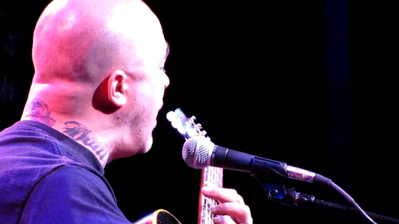 Aaron Lewis of Staind 