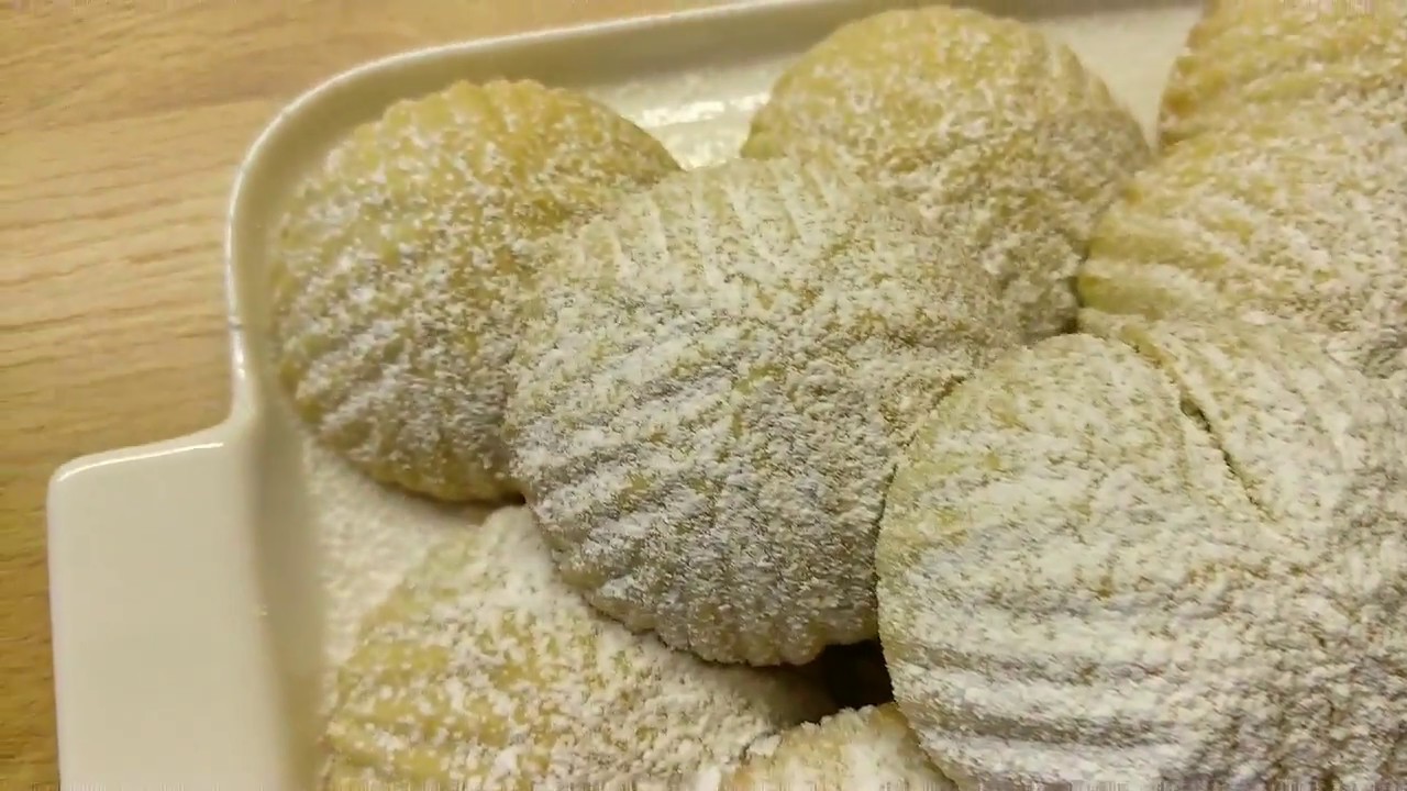 MAAMUL { BISCUIT WITH DATES INSIDE IT }, MACMUUL { BUSKUT DAXDHA TIMIR KA LEH }