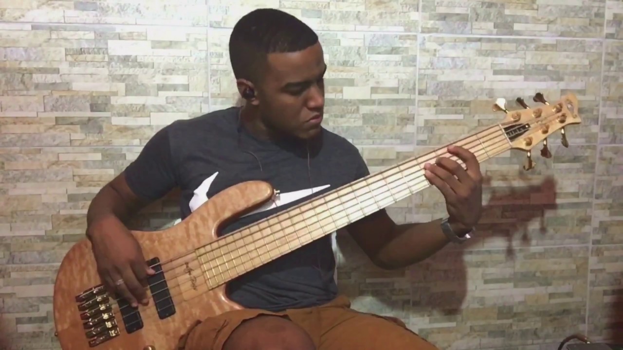 Zaza tocando - Vai e Chora / Eu J&aacute; Te Quis Um Dia - Sorriso Maroto (Bass Cover)