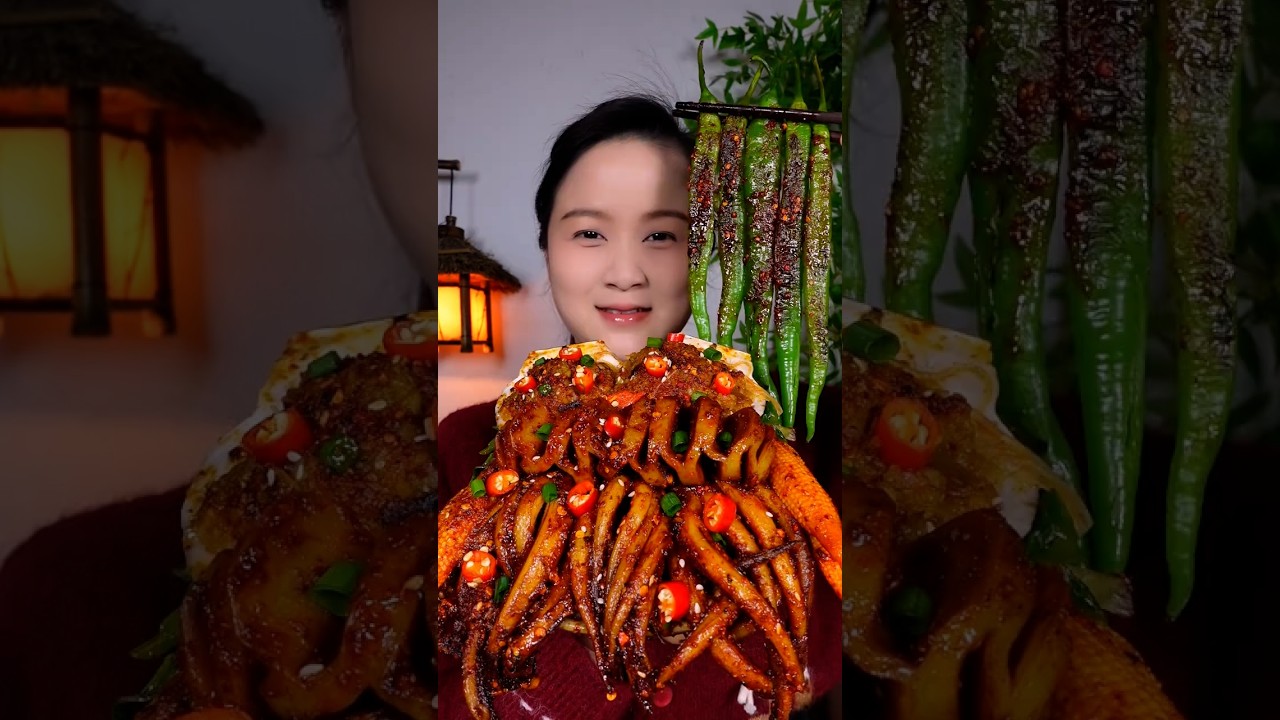 开饭啦！面对这一碗美食，心情那叫一个美啊！蒜蓉粉丝扇贝，香辣 鱿鱼须，玉米笋，还有农家炒辣椒，辣辣辣，超级过瘾！太好吃了！#人间烟火 #孙胆胆