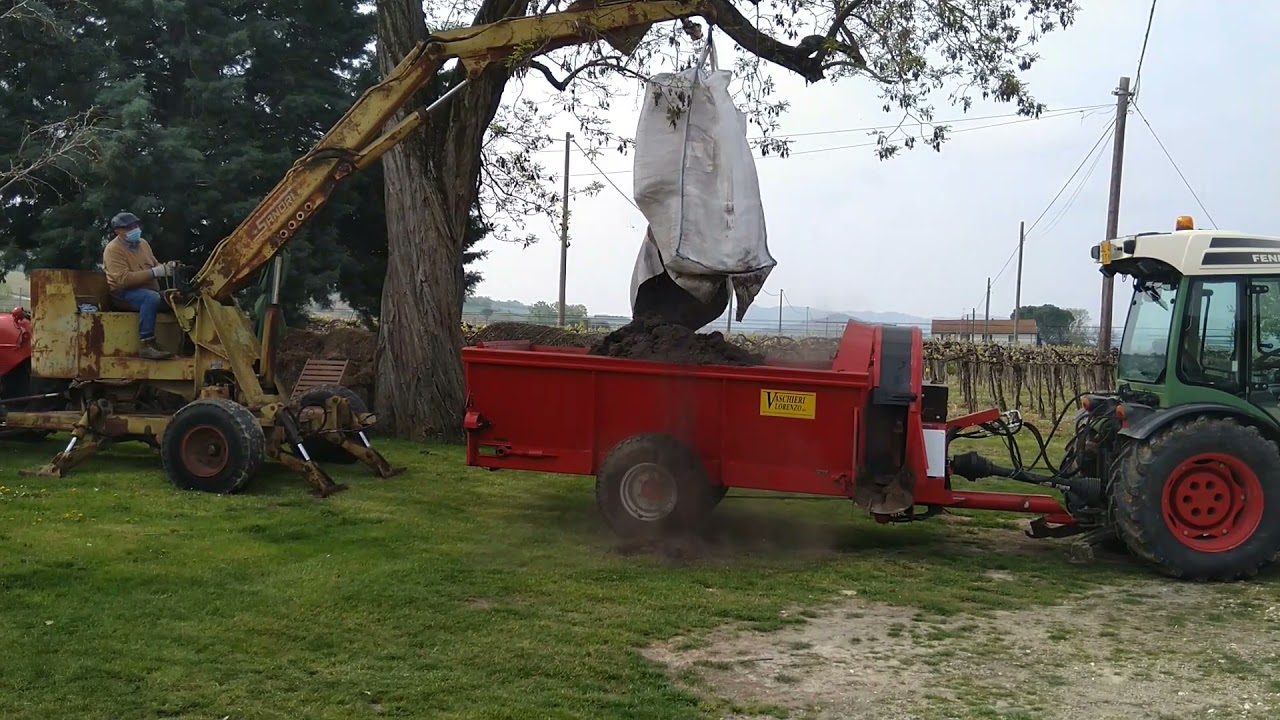 Visita Sosfera - Distribuzione e interramento di compost in un vigneto della cv. Trebbiano