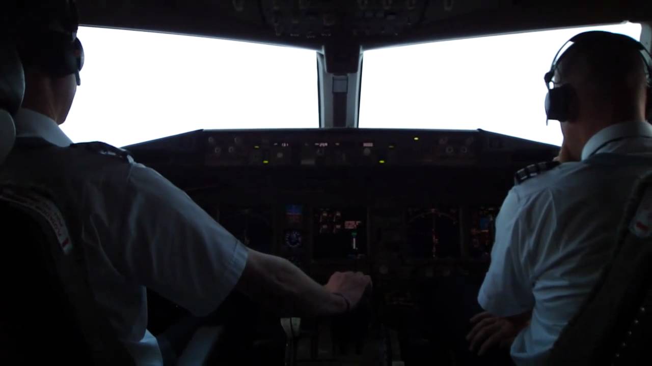 British Airways cockpit landing into foggy Gatwick