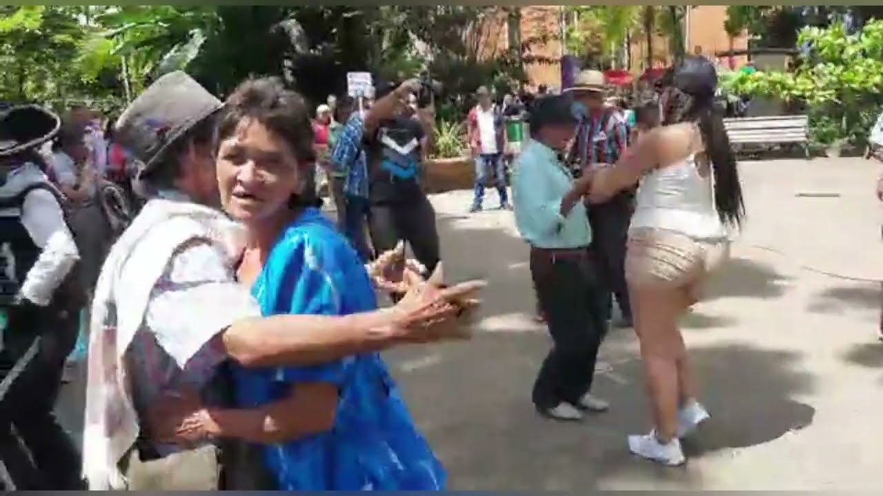 A BAILAR EN MONTENEGRO CON EL GRUPO DE PARRANDERA COSTA AZUL