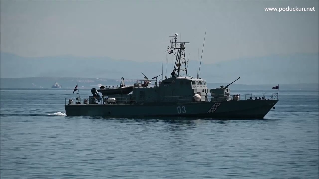 Ratni brod 'Cavtat' HRM nakon isplovljavanja iz riječke luke 'pozdravio' Opatiju