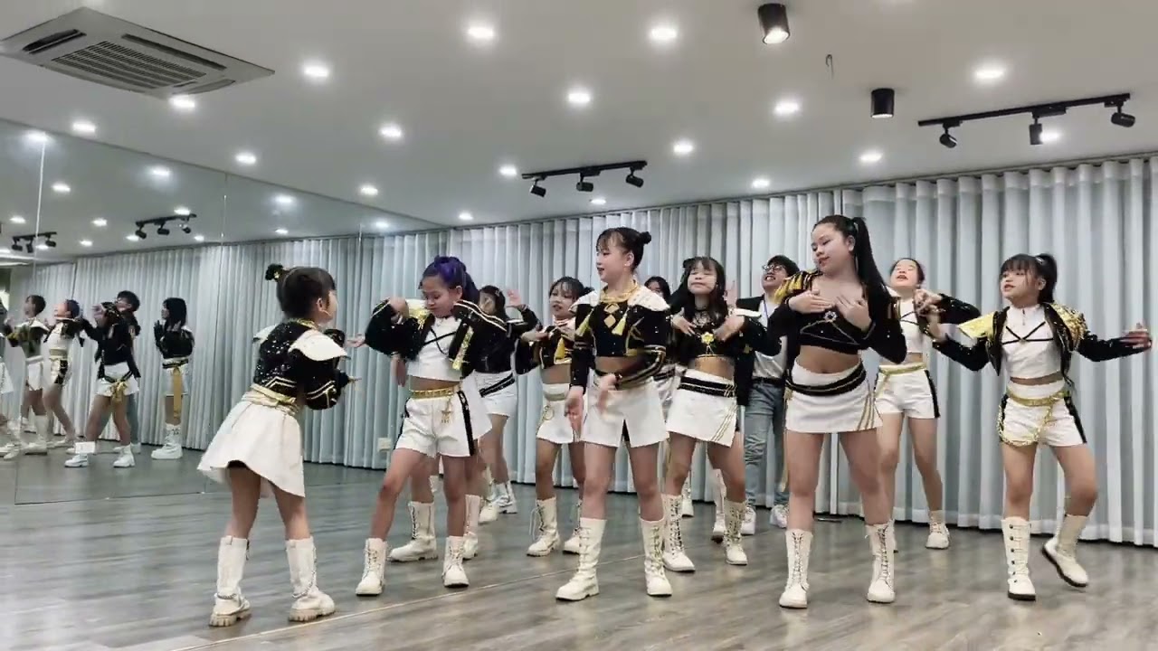 🔥How many dance trends does Huntrix perform in the video? 🌟Follow Lam Anh to see the next video.
