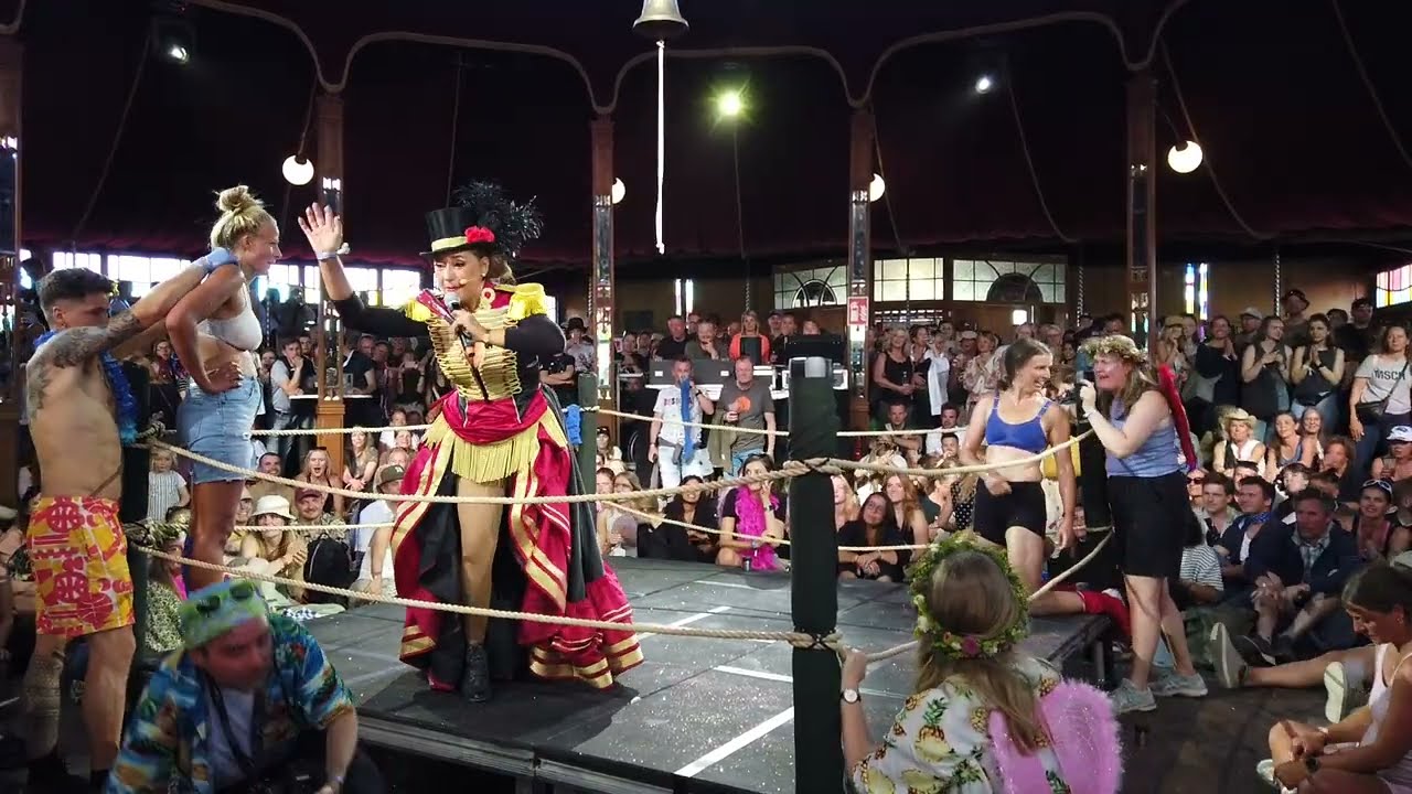 Tali Piontek Konferencier Glitter wrestling Northside festival 2023