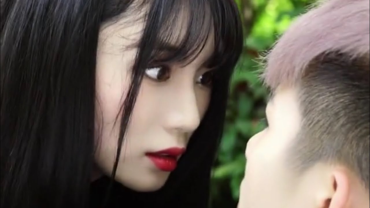 Two men fall in love with a woman at the same time，hight school love