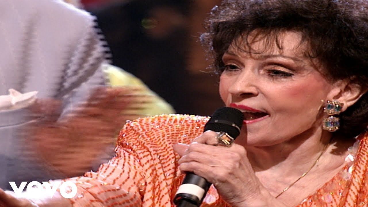 Bill & Gloria Gaither - I Go to the Rock [Live] ft. Albertina Walker, Dottie Rambo, Jessy Dixon