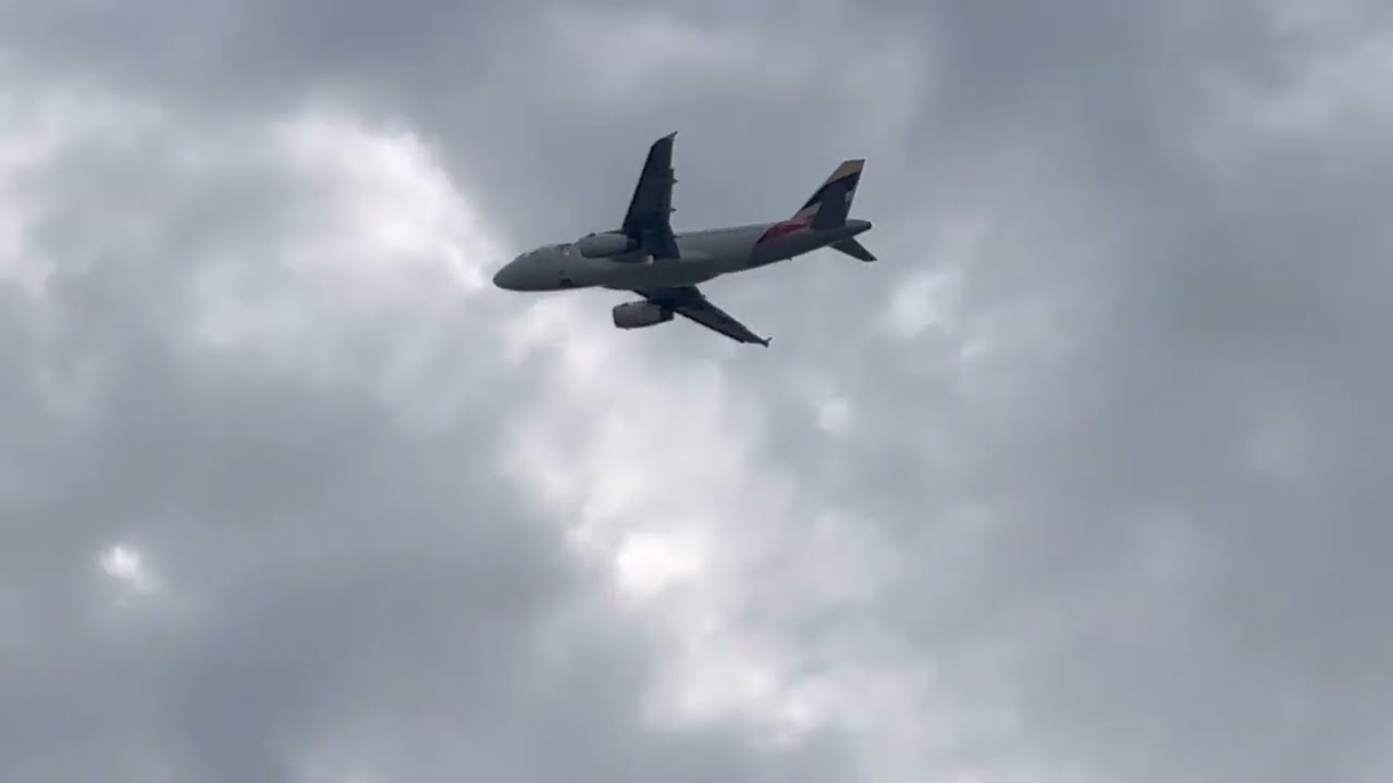 Airbus A319-132 de LATAM Airlines (LATAM Ecuador) Despegando desde Guayaquil rumbo Quito