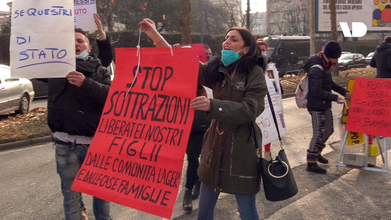 I genitori che protestano contro l'allontanamento dei figli dalla famiglia