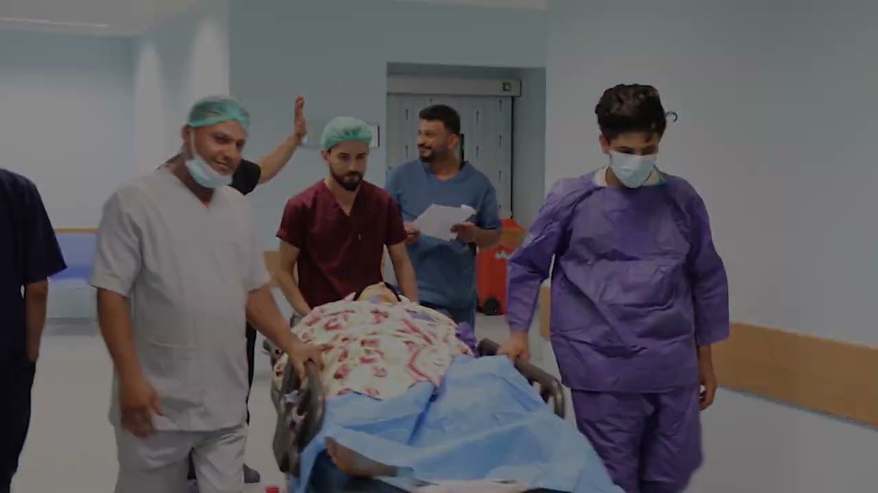 فريق جراحي في مستشفى الناصرية التعليمي يجري عملية نوعية ومعقدة لرفع الانزلاق الغضروفي