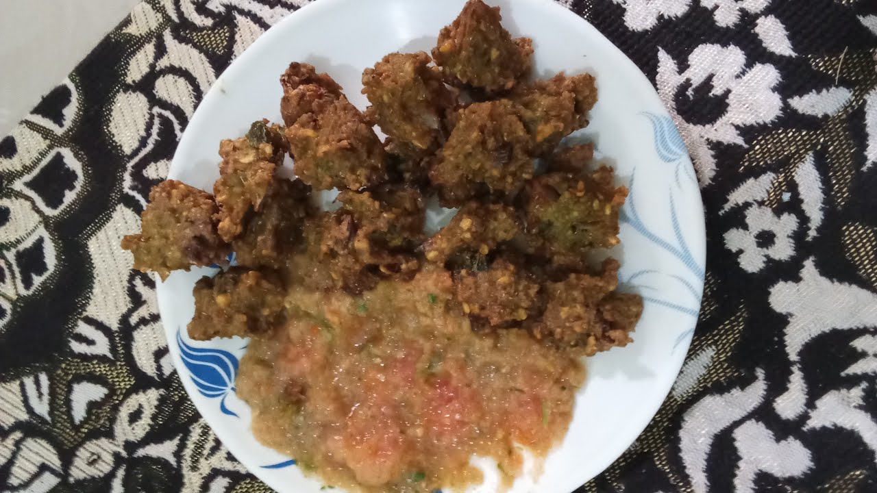 होली में हम बनाएंगे मूंग दाल की पकौड़ी वो भी चटपटी टमाटर की चटनी के साथ 😋😋