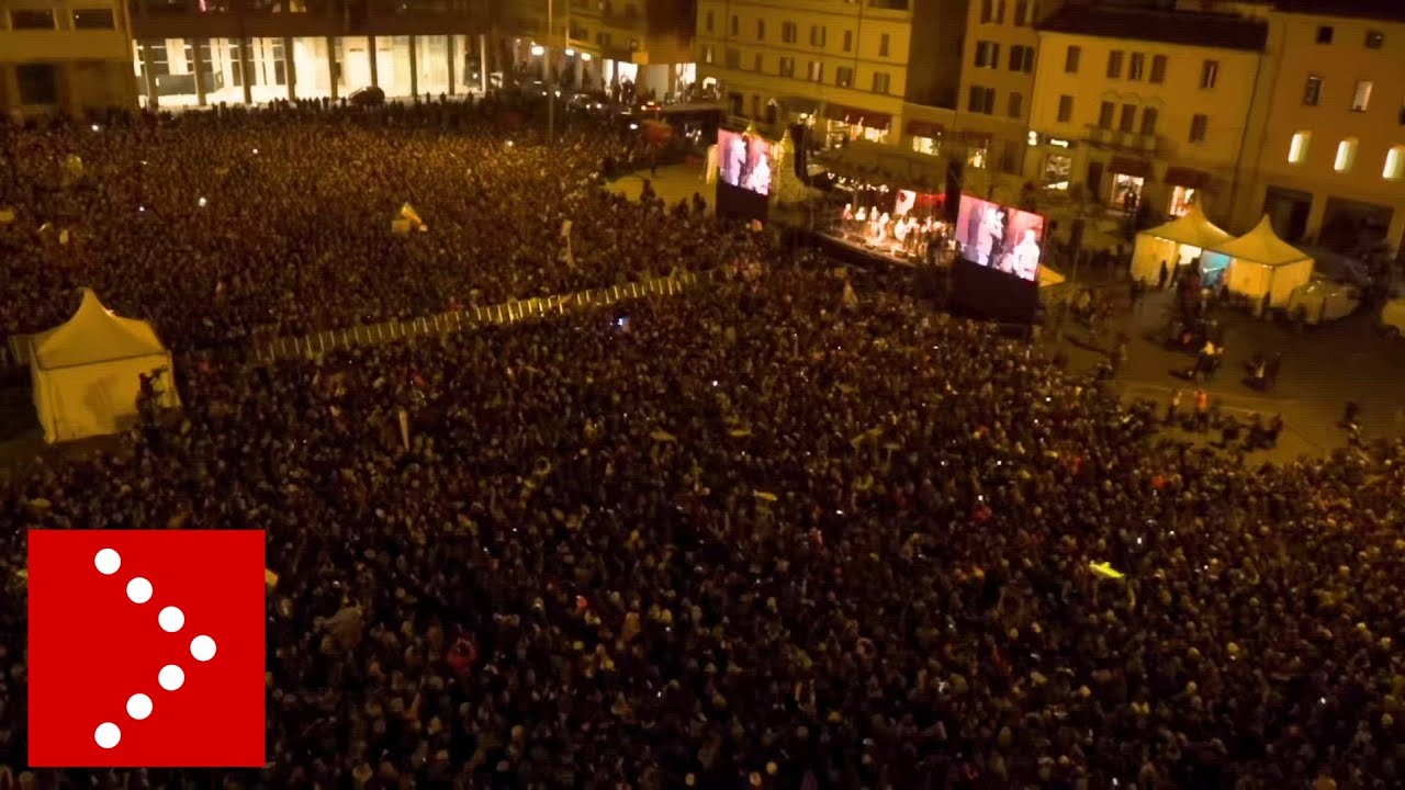 Le Sardine cantano Bella Ciao: le immagini dall'alto