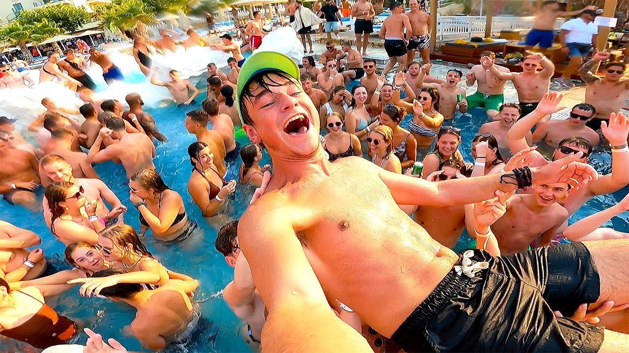 MENSEN WORDEN HELEMAAL GEK TIJDENS DEZE POOL PARTY! 💦