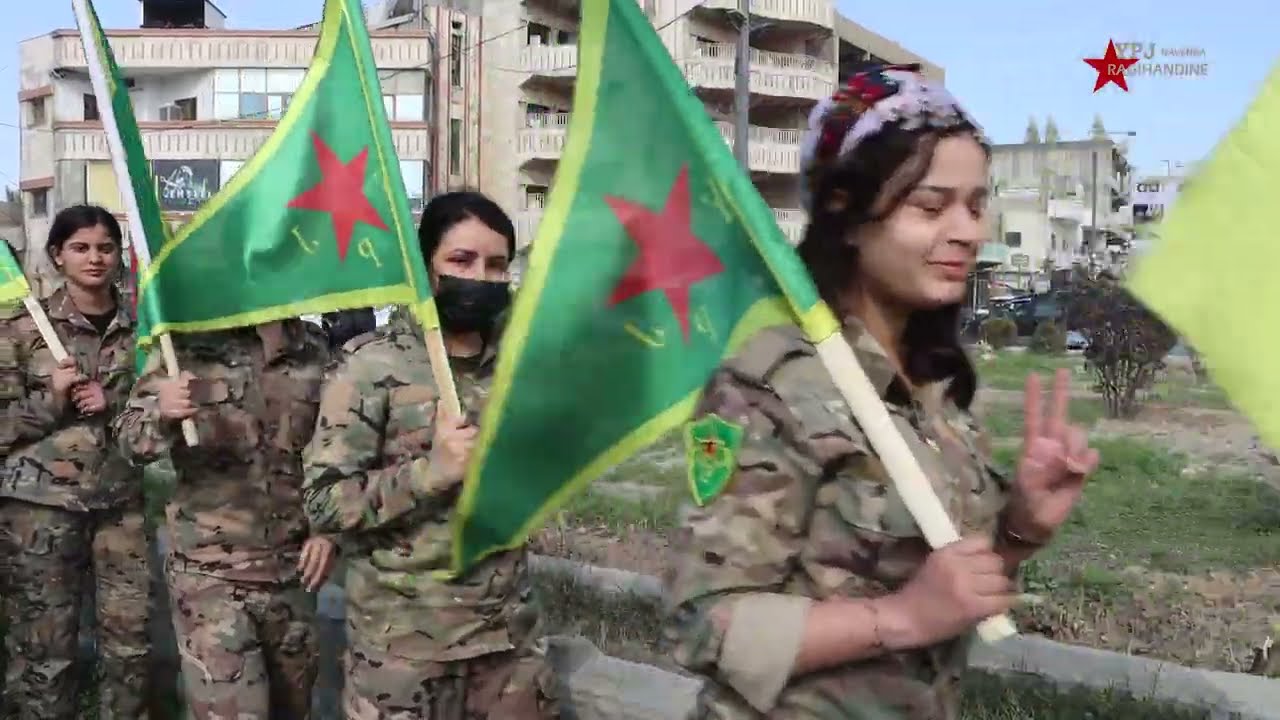 Gelê Rojava li pişt şervanên xwe ji bo destkeftiyên şoreşa jinan dimeşin: Qamişlo