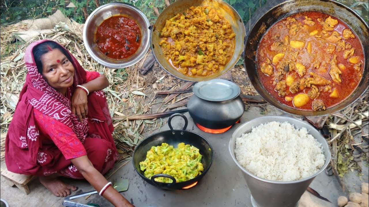 চাষের কাজে ১৫ জন লোক হয়েছে এইজন্য ৩কিলো মাংস, ফুলকপি তরকারি, চাটনি সব রান্না করে মাঠে নিয়ে গেলাম।