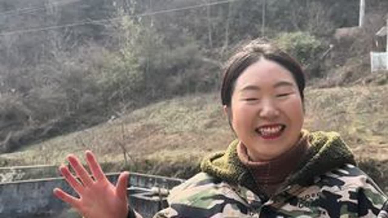 寒冬岁末，一块块腊肉挂在炕头。在这冬日，它成了心底最深情的慰藉，暖了脾胃，更暖了人心。#三农 #腊肉#土特产走出大山 #我的乡村生活 #神农架