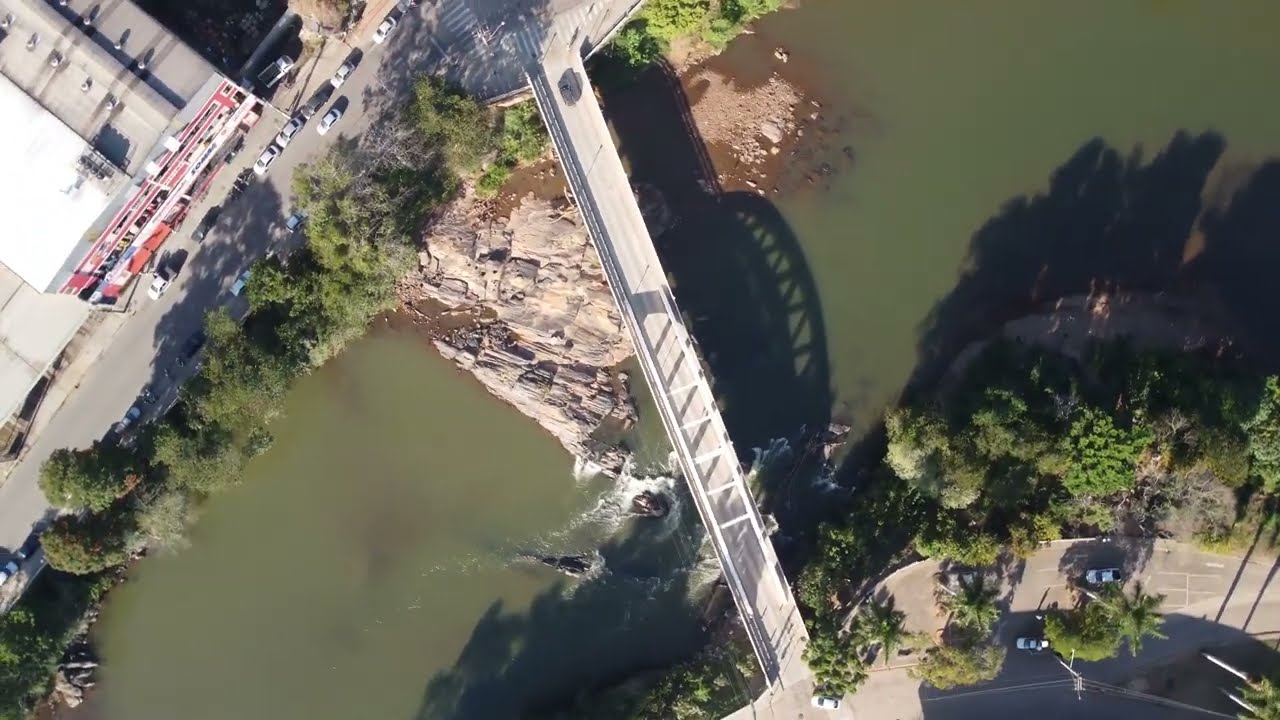 Drone em Nova era - MG, em 4k, filmando a sa&iacute;da da cidade e o Rio Piracicaba