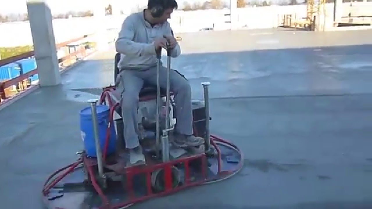 Betonglätten mit einem Flügelglätter