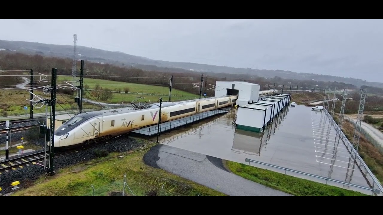 Ave 106-060 pasando cambiador ancho de Taboadela con destino Ourense. 