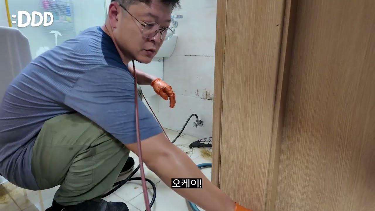 (혐주의) X으로 막힌 낯선 사람의 변기를 뚫어 보았습니다..